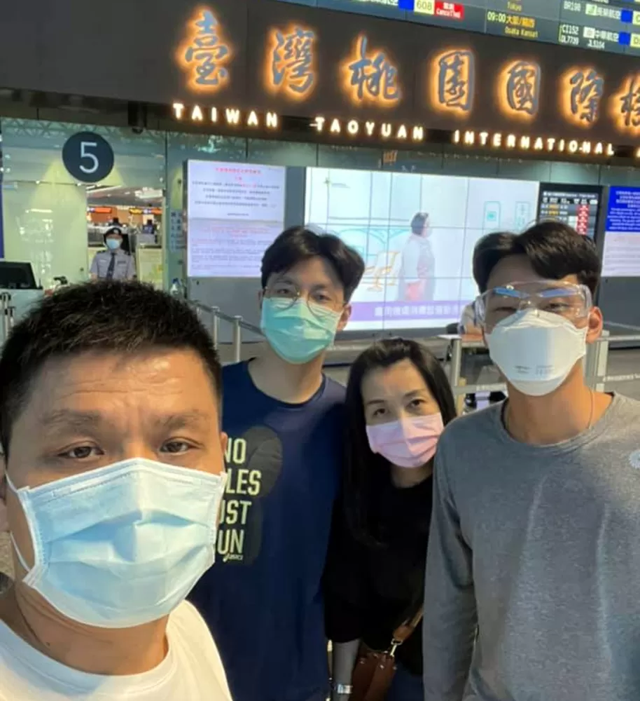 林南勳（右）今天搭機前往美國。林文龍／提供。