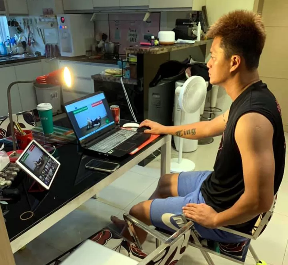 蕭賜斌用筆電加ｉｐａｄ開了兩場ｍｅｅｔ。蕭賜斌提供。