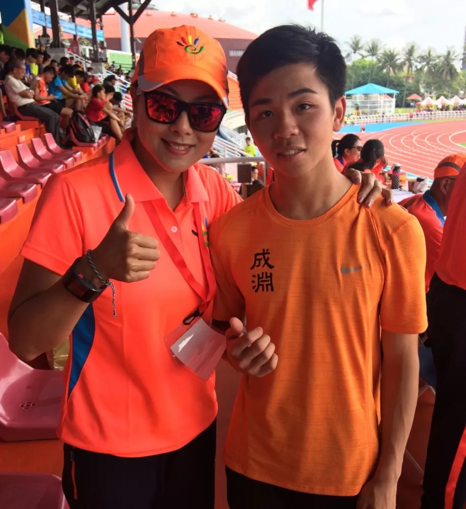 廖大維高三在全中運高男800公尺奪金後，和國中教練李秀美合影。廖大維／提供。