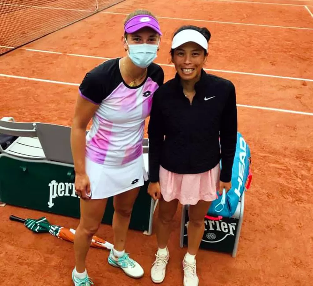 謝淑薇(右)和搭檔勇闖法網女雙第三輪。圖/取自謝淑薇粉專。