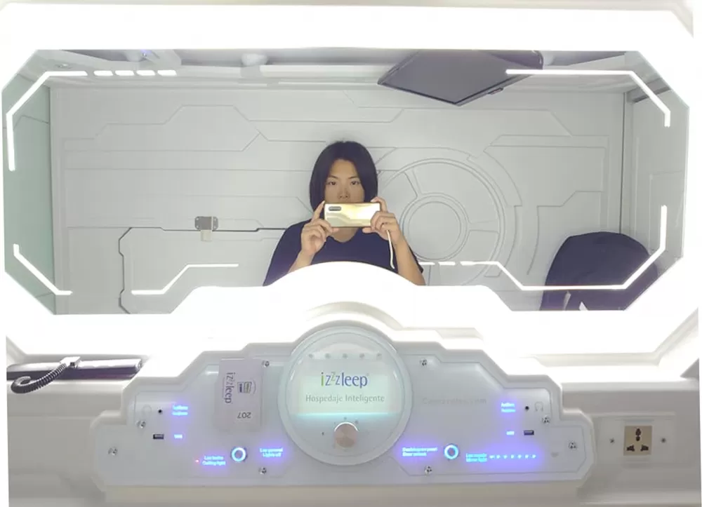 張綺文在機場膠囊旅館過了一晚。