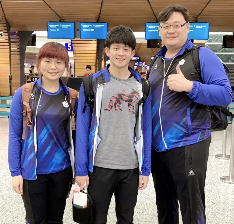 卓承齊（中）和教練劉曜彰（右）。劉曜彰／提供。