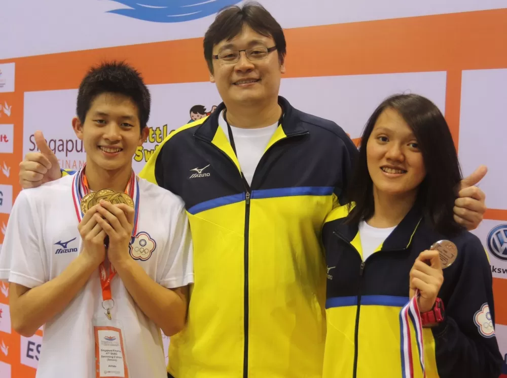 卓承齊（左）和教練劉曜彰。劉曜彰／提供。