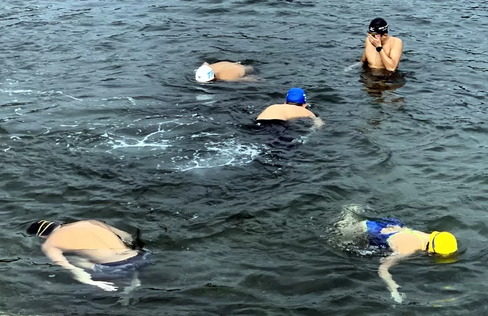 卓承齊和隊友到基隆外海練海泳。劉曜彰／提供。