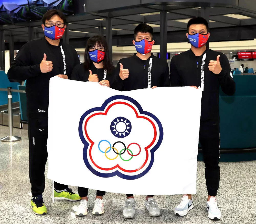 中華隊教練劉曜彰、女子選手王怡臻、男子選手卓承齊、曾楷文。中華民國游泳協會／提供。