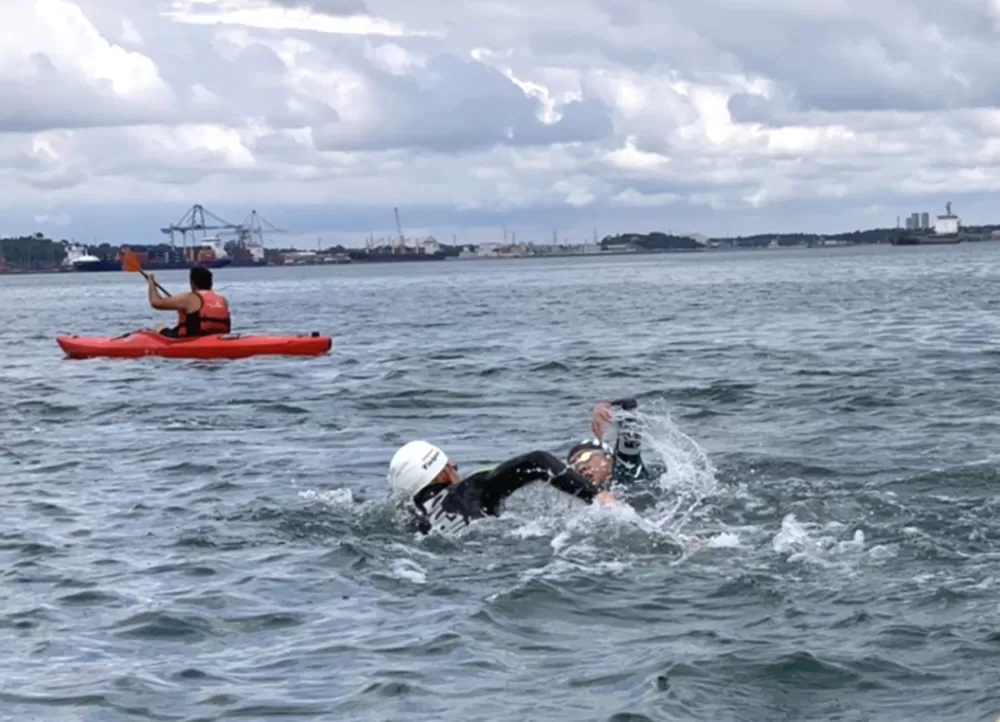 我國泳將曾楷文、卓承齊和王怡臻到比賽場地熟悉海況。中華民國游泳協會國際組/提供。