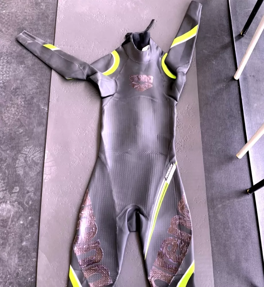 中華隊卓承齊趕工作美勞,用奇異筆將防寒衣上的Logo塗黑,以符合大會規範。 中華民國游泳協會國際組提供。