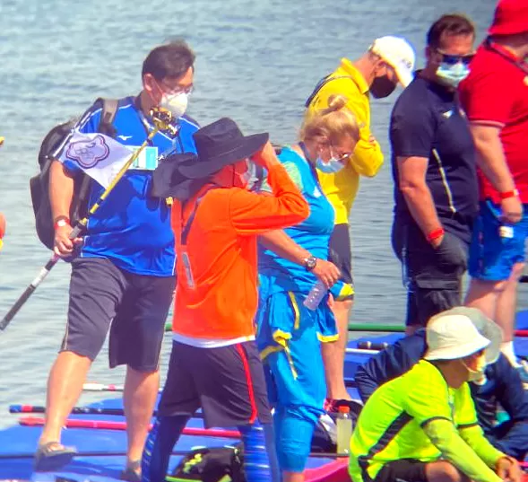 中華隊教練劉曜彰在比賽中幫忙補給。中華民國游泳協會/提供。