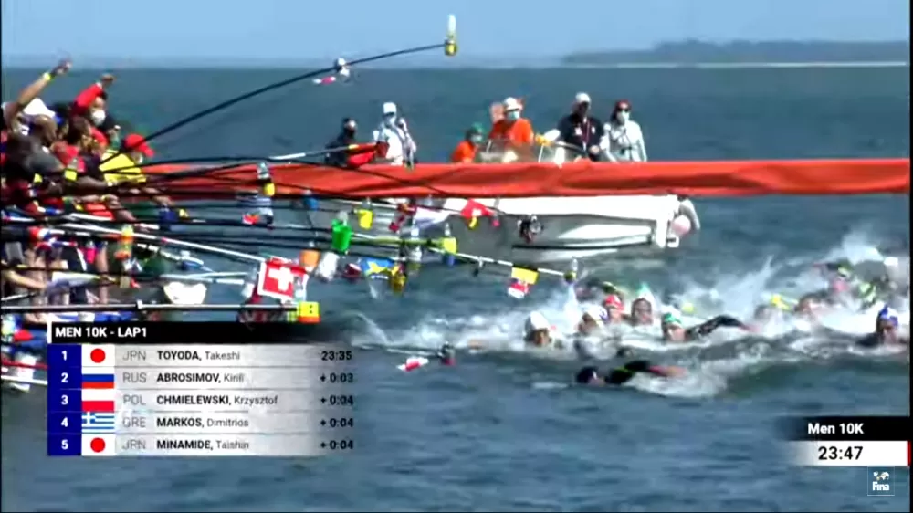 各隊教練在奧運馬拉松游泳資格賽中補給給選手。截圖自大會官網直播。