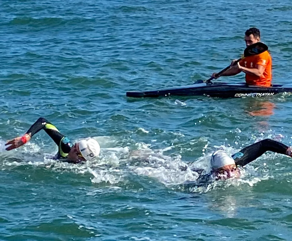 男子選手比賽過程中激烈的身體對抗,左為卓承齊。中華民國游泳協會/提供。