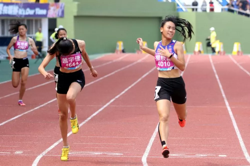 全中運國女400公尺金牌大同高中柳辰諭(右)。林嘉欣/攝影。