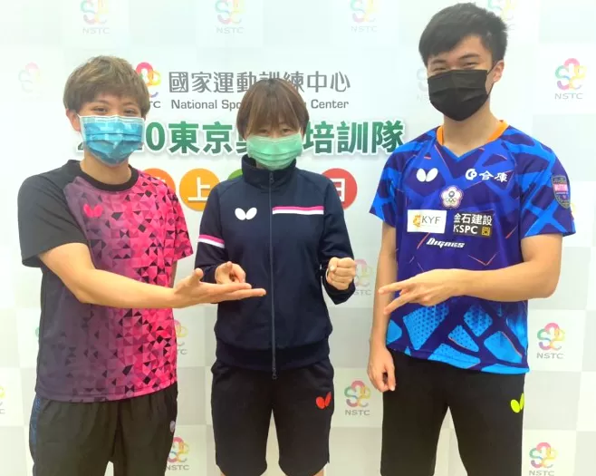 黃金混雙鄭怡靜、林昀儒和教練鄭佳奇(中)合照。國訓中心/提供。