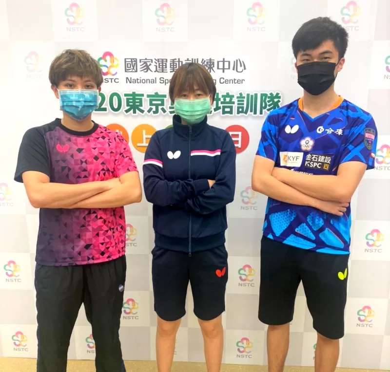 黃金混雙鄭怡靜、林昀儒和教練鄭佳奇(中)合照。國訓中心/提供。