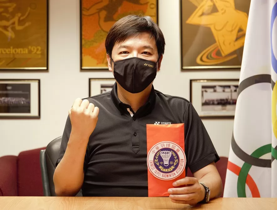 中華羽協理事長張國祚代表協會致贈加菜金。羽球協會／提供。