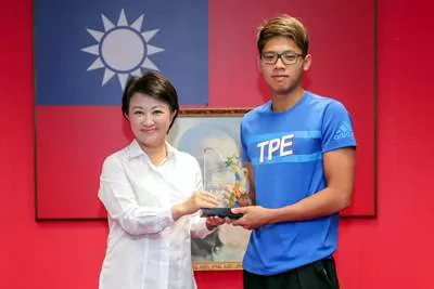 台中泳將王星皓前進東京奧運,市長盧秀燕祝他泳奪佳績。台中市政府/提供。