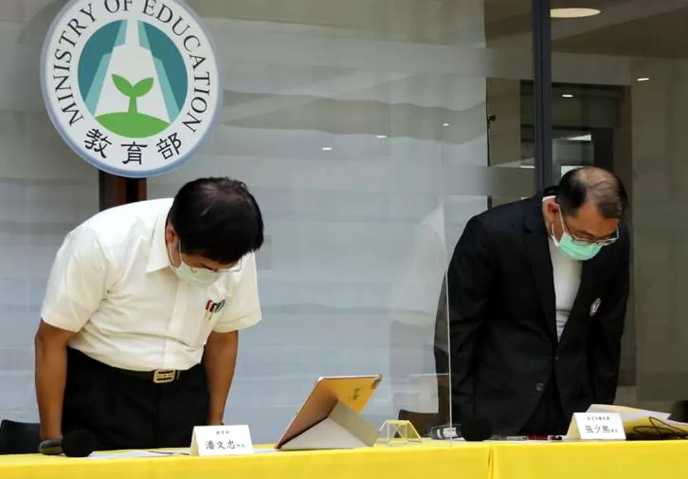 教育部長潘文忠(左)和體育署長張少熙召開臨時記者會鞠躬致歉。教育部/提供。