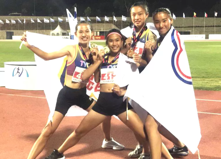 陳郁阡(右二)曾和隊友聯手,在2018國際少年運動會400公尺接力奪金。資料照片 莊一鴻/提供。