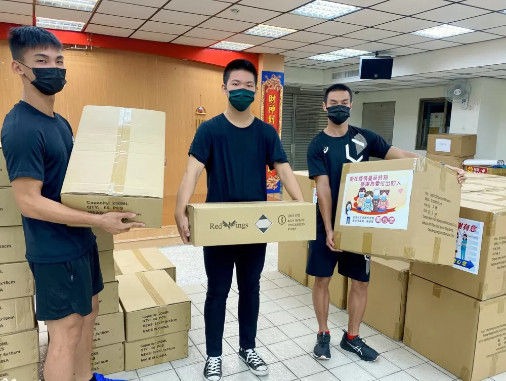 亞運國手葉守博(右)帶學弟一起當志工。黃春榮/提供。