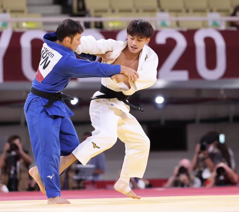 楊勇緯(右)在東京奧運勇奪我國史上第一面奧運柔道銀牌。體育署提供。