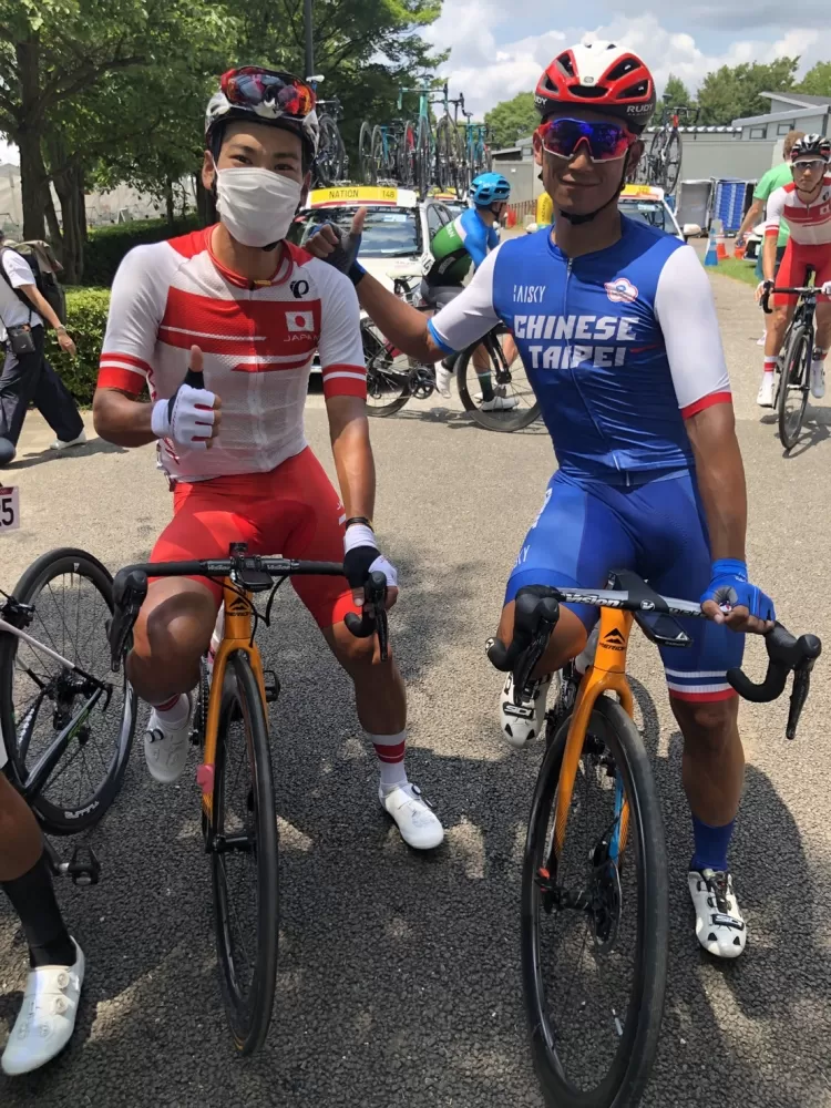 馮俊凱與同屬巴林勝利車隊的新城幸也賽前合影。林昆鴻教練提供。