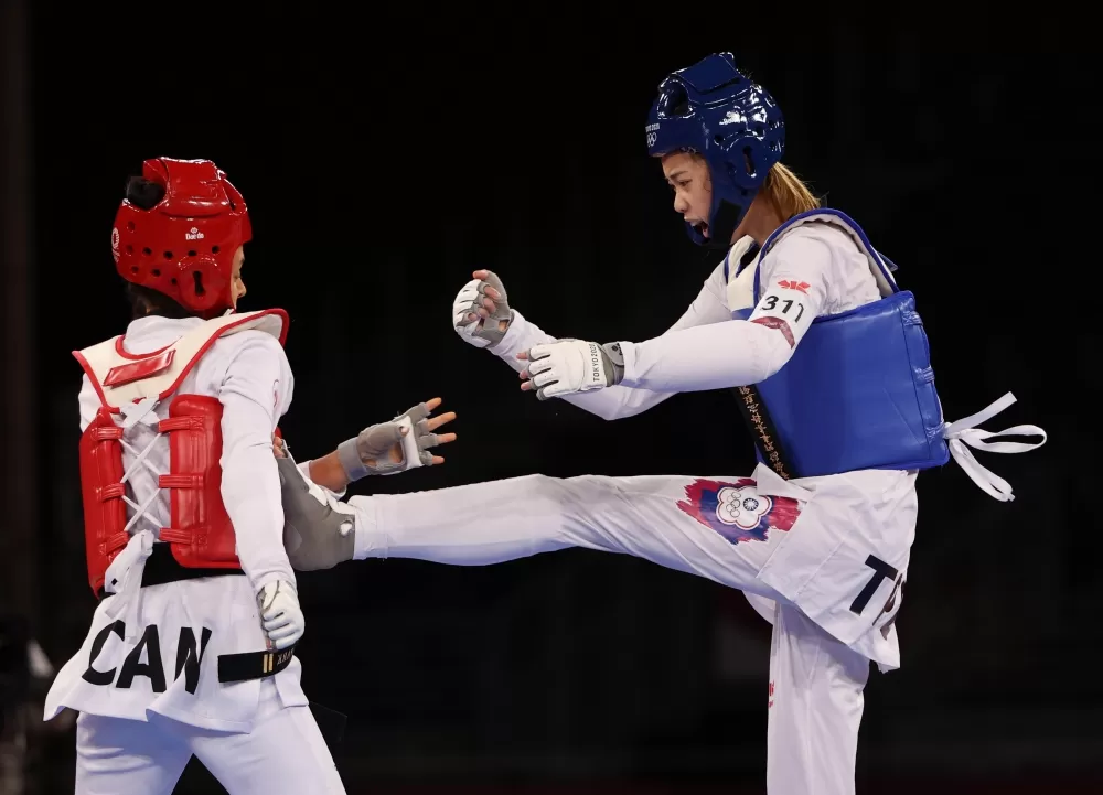 羅嘉翎(右)勇奪銅牌。體育署提供。