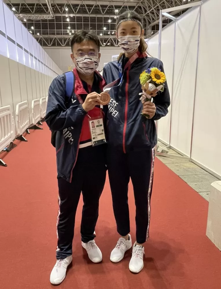 羅嘉翎和教練劉聰達。體育署提供。