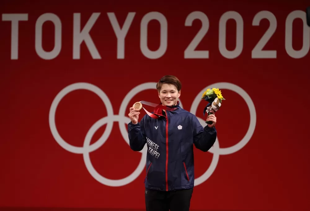 陳玟卉於女子舉重64公斤量級以總和230公斤,勇奪銅牌。體育署提供。