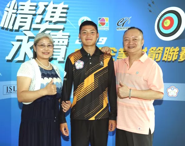 湯智鈞雙親很支持他練射箭。林嘉欣/攝影。