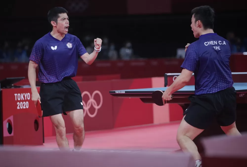 莊智淵和陳建安打出好球後開心握拳。體育署提供(下同)。