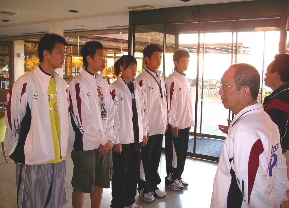 賴正鎧(左四)2006年去塞浦路斯比世界青少年空手道錦標賽。