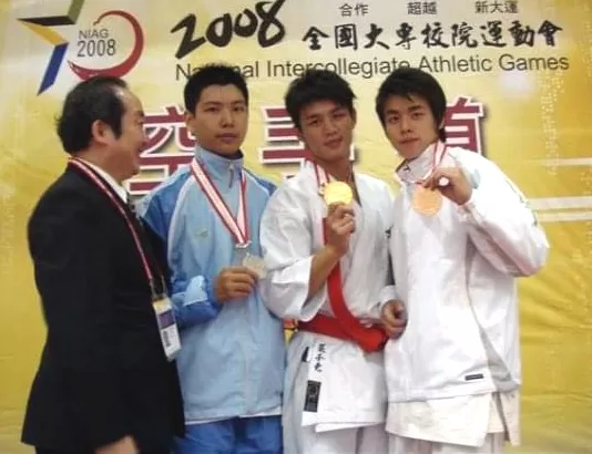 賴正鎧(左二)曾在全大運空手道奪銀。