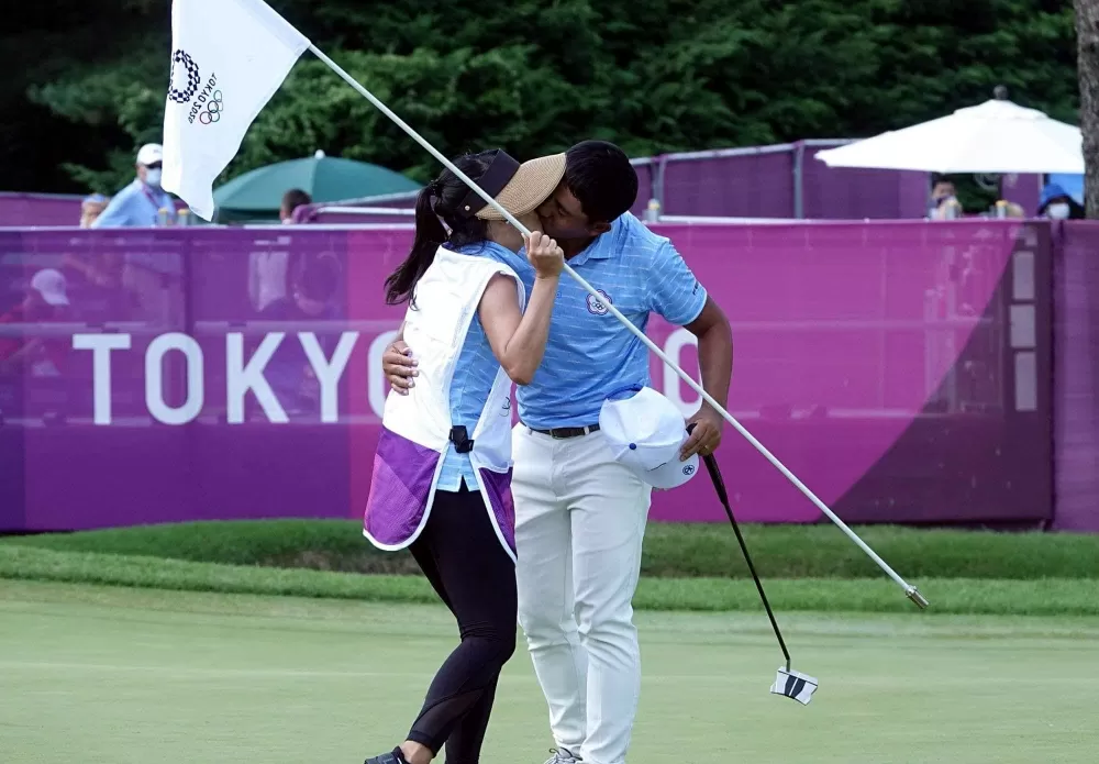 潘政琮奪銅後，開心地給愛相隨當桿弟的太太一個愛的親親。取自／潘政琮粉專。