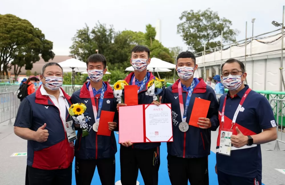 體育署長體育署長張少熙(右)表示,將於檢疫結束後離開署長職務,回到臺灣師大擔任教職。體育署提供。