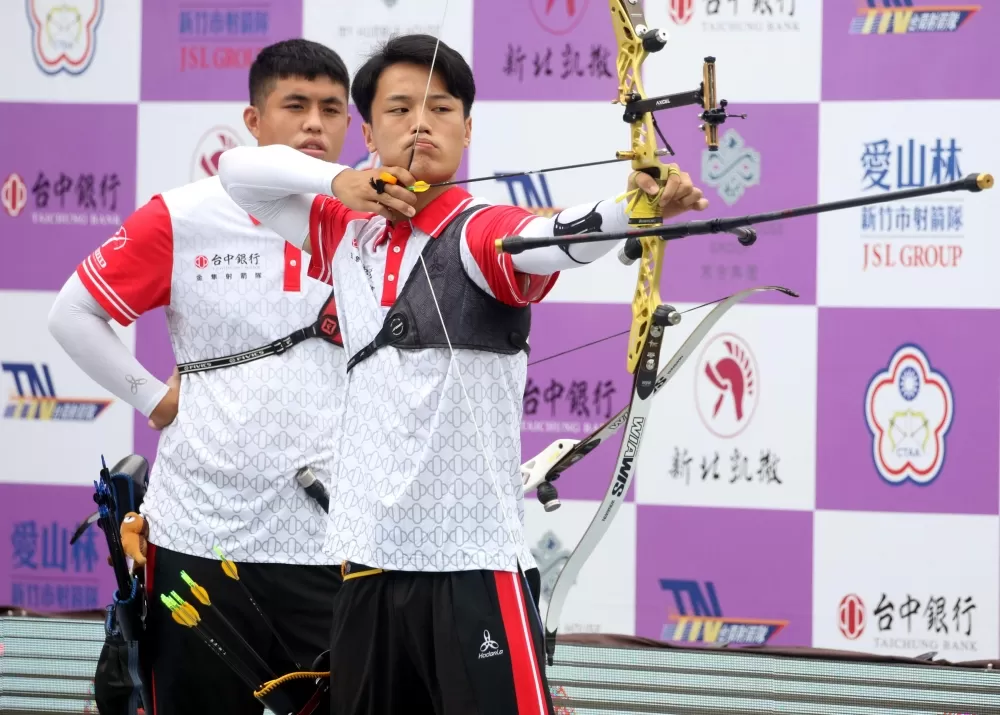 台中銀行楊恢哲(前)今天拿下兩點勝利。中華企業射箭聯盟/提供。