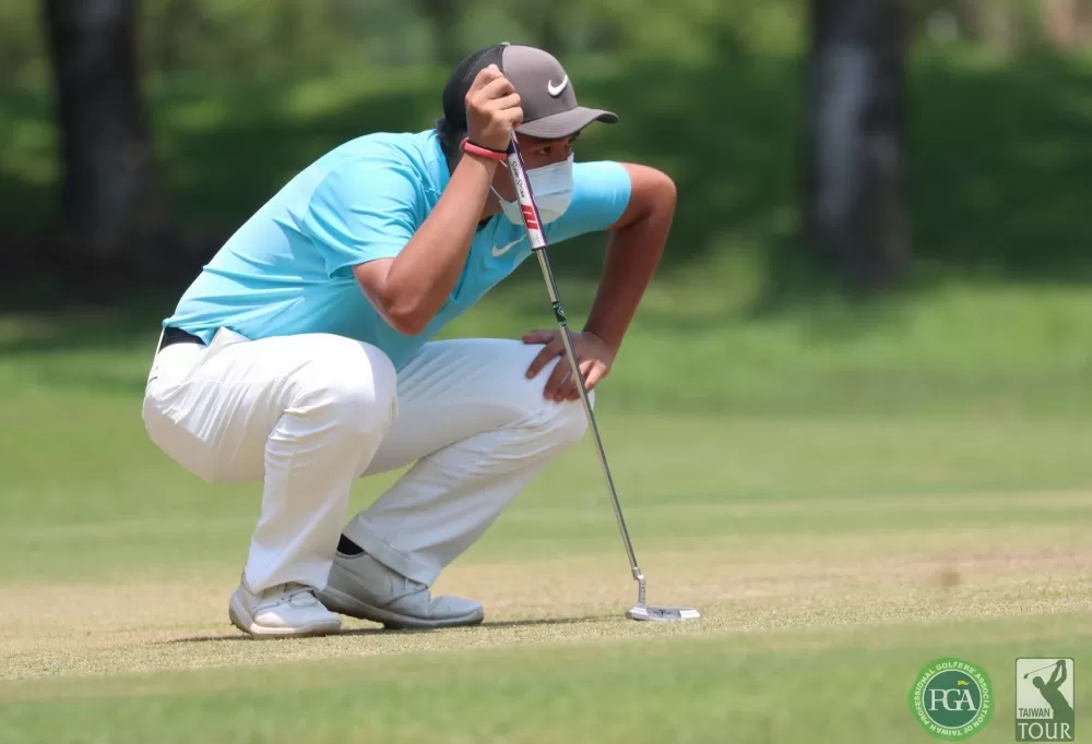 第一回合業餘選手張簡克諺67桿(-5)暫並列第一。TPGA提供,鍾豐榮/攝影。(下同)