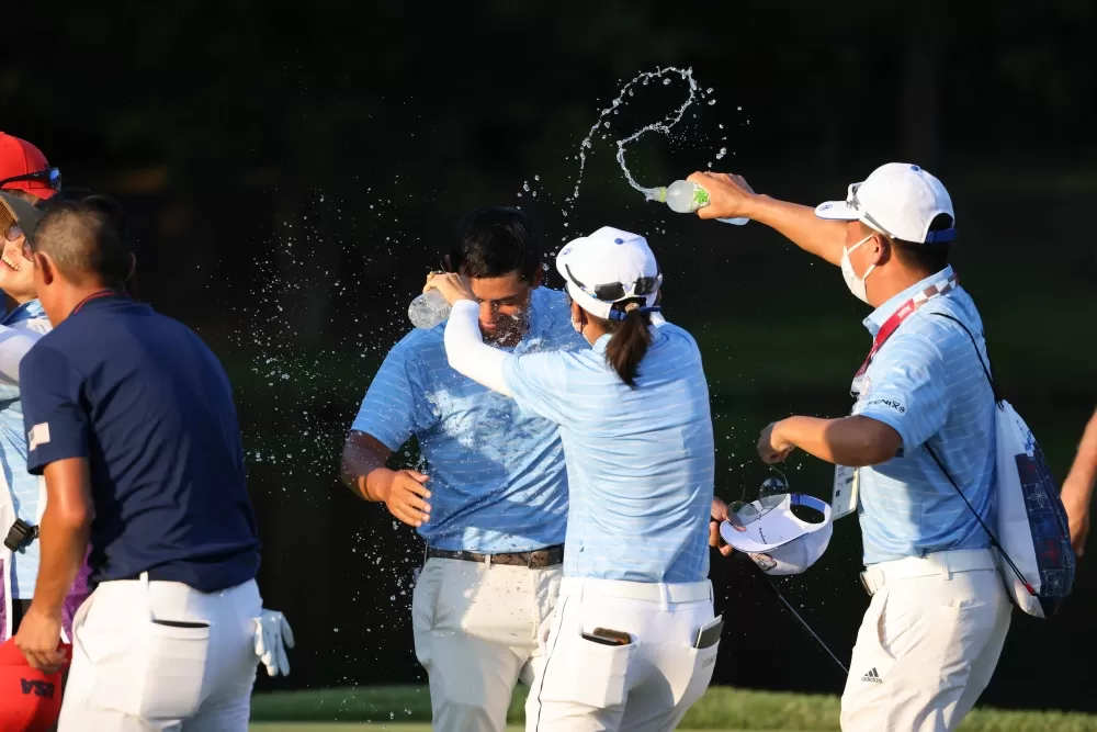 潘政琮奪銅後接受潑水祝賀。體育署提供。