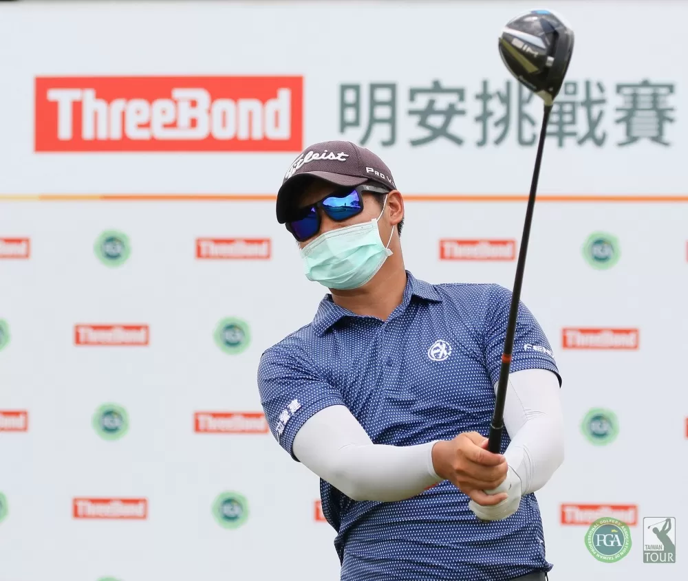 蔡宗佑首回合64桿(-8)，獲得由信誼高爾夫球場提供的破球場紀錄獎。葉勇宏／攝影。