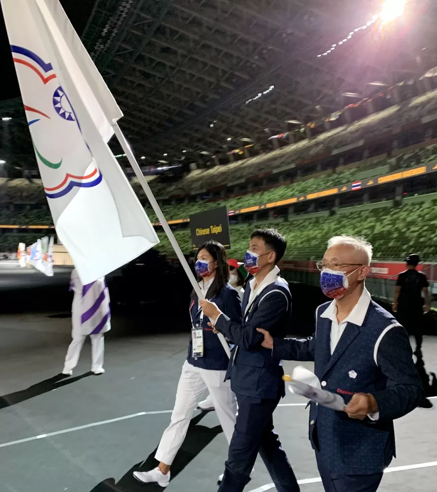 中華隊掌旗官為田徑好手劉雅婷/楊川輝,