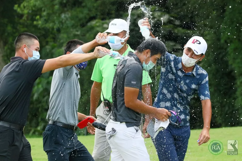 蔡宗佑奪冠後接受好友潑水慶賀。