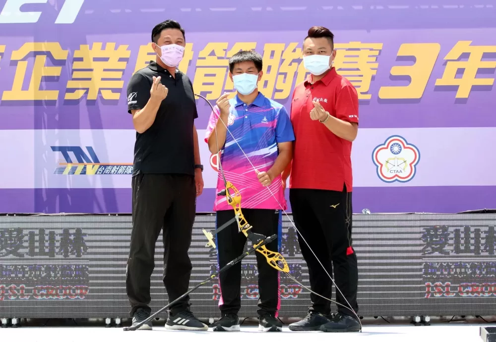 協會青年隊郭昱承(中)和母隊教練新北凱撒隊陳信夫(右)及「師公」王正良。中華企業射箭聯盟/提供。
