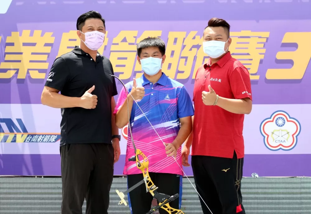 協會青年隊郭昱承(中)和母隊教練新北凱撒隊陳信夫(右)及「師公」王正良。中華企業射箭聯盟/提供。