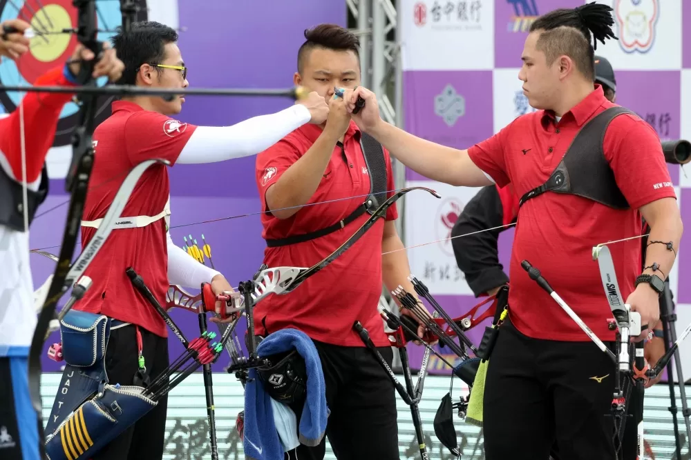 凱撒男團互相打氣。中華企業射箭聯盟/提供。