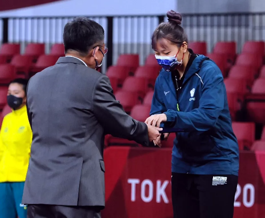 體育署副署長林哲宏頒獎給田曉雯，留下歷史性的畫面。體育署提供。