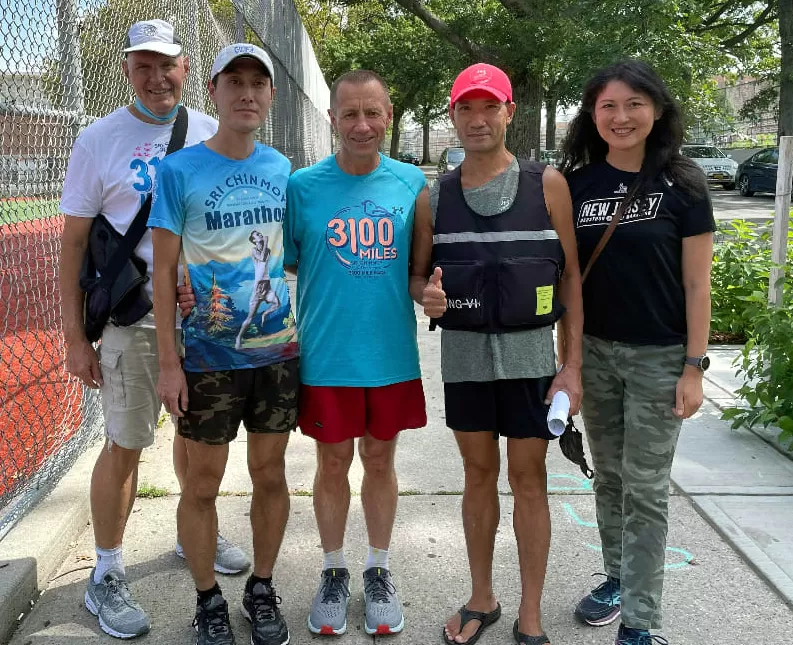 羅維銘(左四)在紐約備戰2021年自我超越3100英里賽。羅維銘/提供。