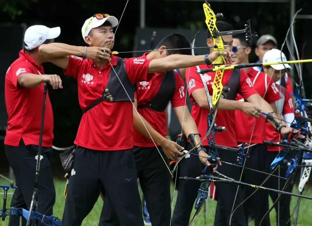寒舍集團「阿魏」魏均珩(前)今天在男團補賽又贏,例行賽17戰全勝寫新史。中華企業射箭聯盟/提供。