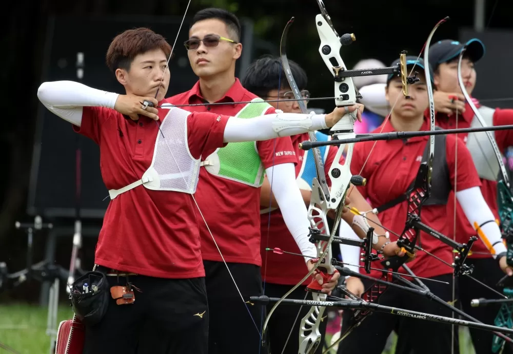 新北凱撒「雷母」雷千瑩(左)榮膺「滿分后」,榮耀要和新北凱撒共享。中華企業射箭聯盟/提供。