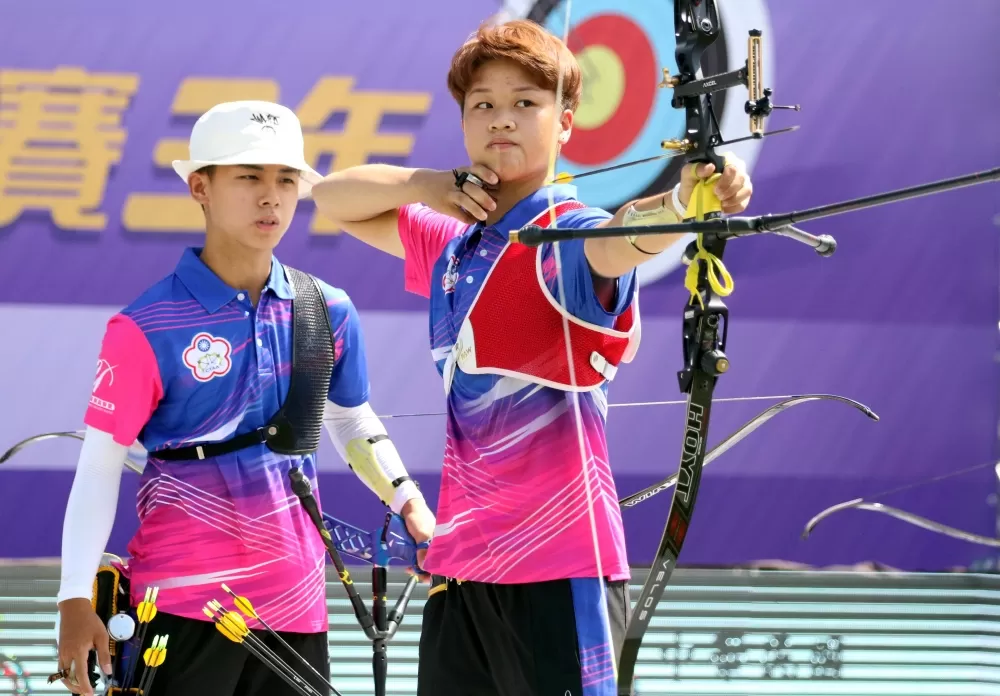 協會青年隊混雙施孟君/吳昱眀。中華企業射箭聯盟/提供。