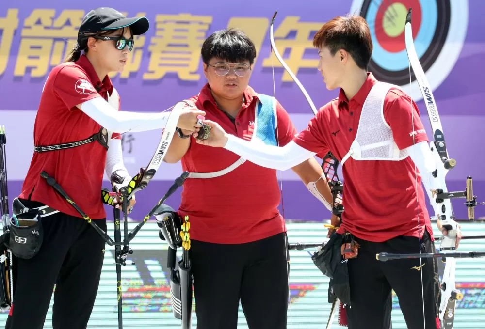 新北凱撒女團互相打氣。中華企業射箭聯盟/提供。