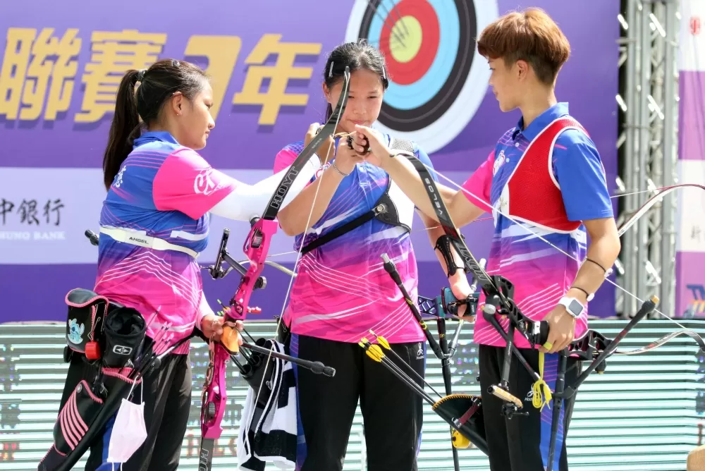 協會青年隊女團互相打氣。中華企業射箭聯盟/提供。