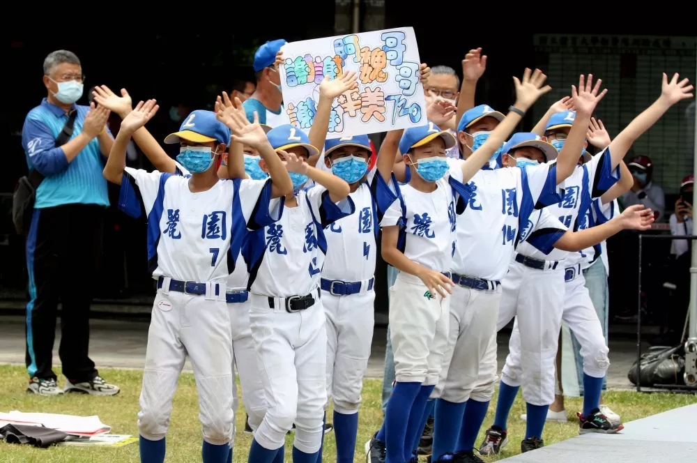 麗園國小棒球隊看到魏均珩超嗨。720armour運動眼鏡/提供。
